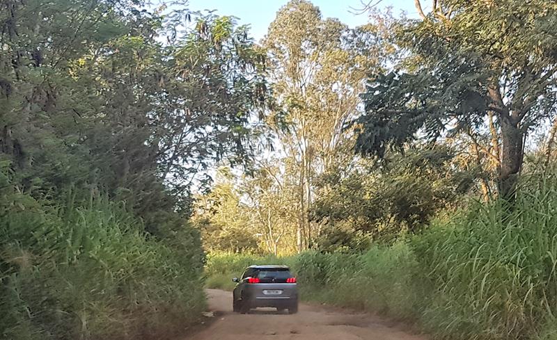 peugeot 5008 em estrada de terra