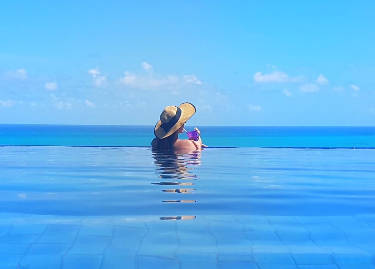 Pousada do Alto e sua piscina que juntas o ceu e o mar na mesma foto