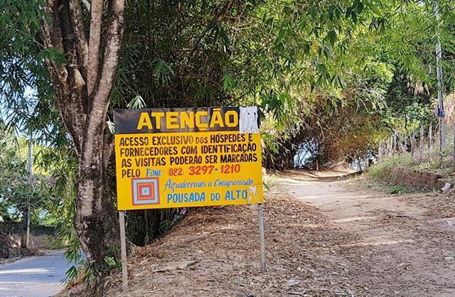 placa indicando a pousada em japaratinga
