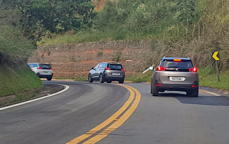 Novo SUV peugeot na estrada de asfalto