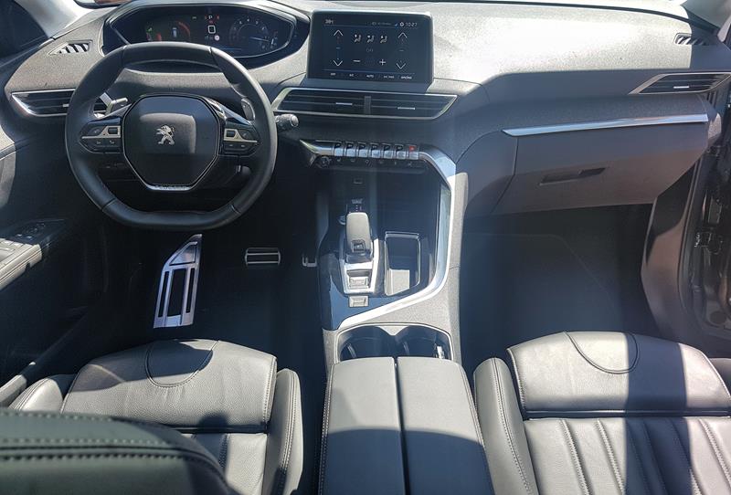 parte da frente do interior do carro