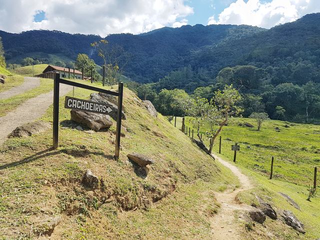 trilha para as cachoeiras do alcantilado