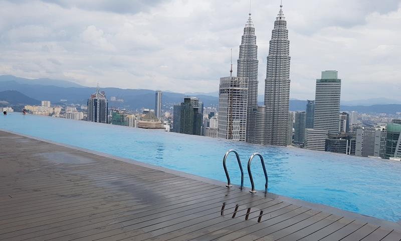 Piscina de borda infinita em KL