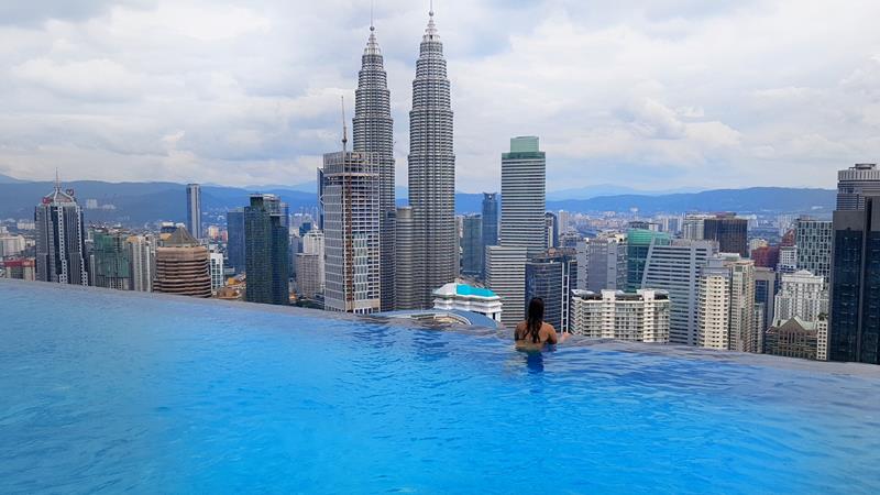 piscina de borda infinita em Kuala Lumpur