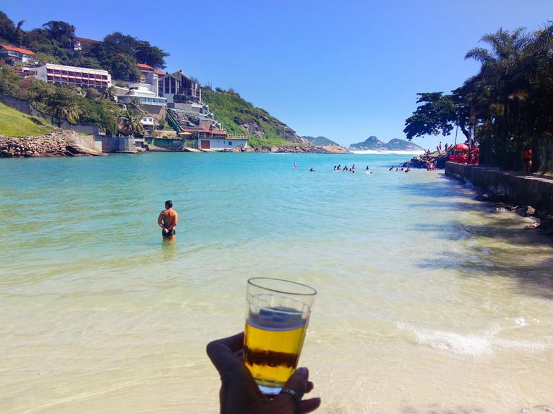 cervejinha na praia dos amores