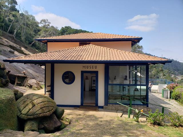 museu com as esculturas de madeira