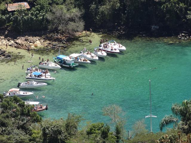 lagoa verde cheia de embarcacoes