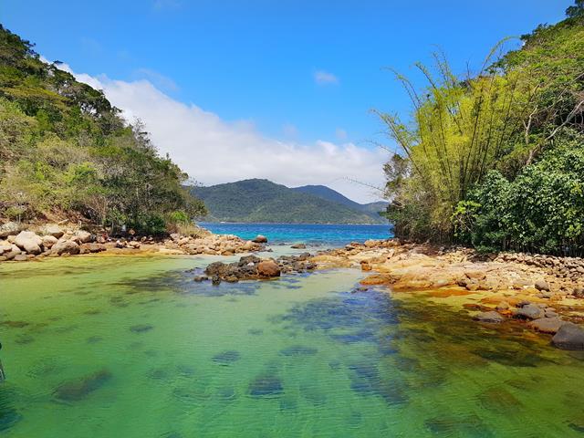 Lagoa verde em Ilha Grande