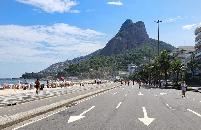 area de lazer aos domingos na praia do leblon