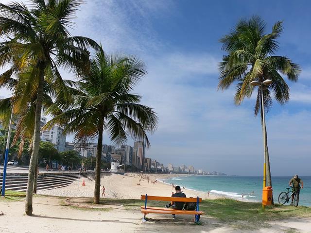 Vista da praia do Leblon a partir da praca zozimo