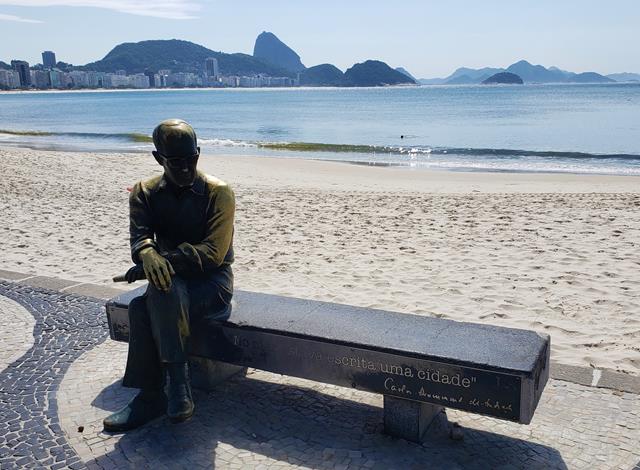 Estatua de Carlos Drummond em Copacabana