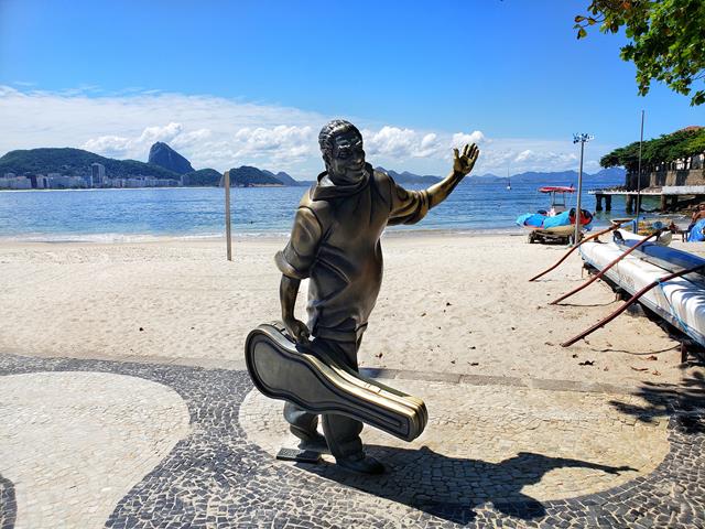 estatua de Dorival Caymmi em Copacabana