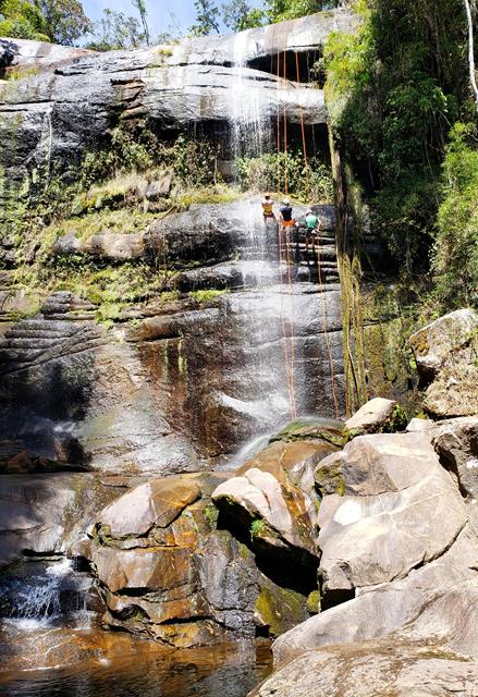 Rapel no paredao da cachoeira da Macumba